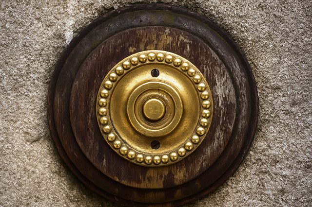 Türklingel mit alten Messingbeschlag. Symbolfoto für die Kontaktaufnahme.