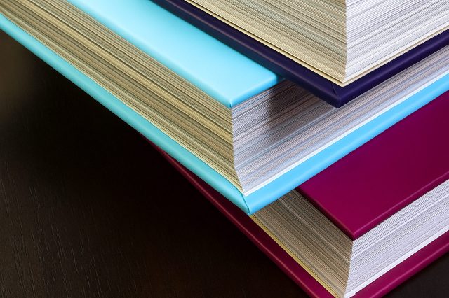 Nahaufnahme von mehreren aufeinander gestaptelten Büchern