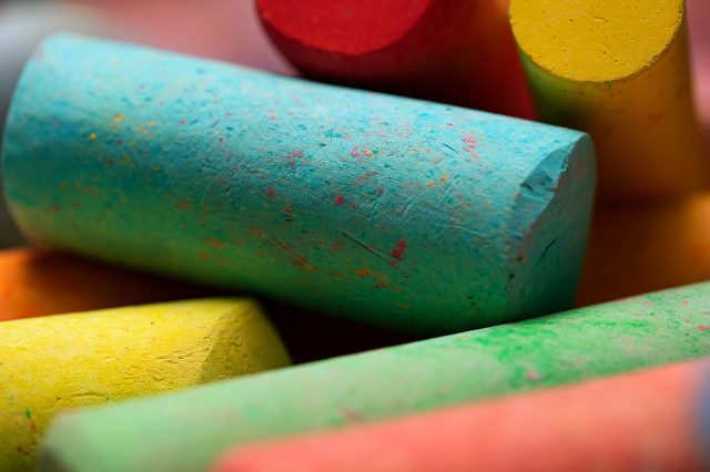 Mehrere bunte Kreidestifte liegen unsortiert zusammen